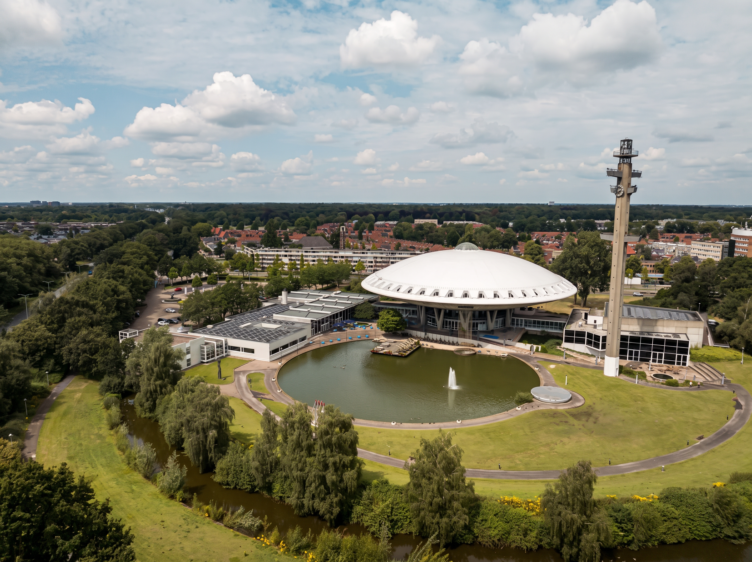 Het Evoluon in Eindhoven, gezien vanuit de lucht